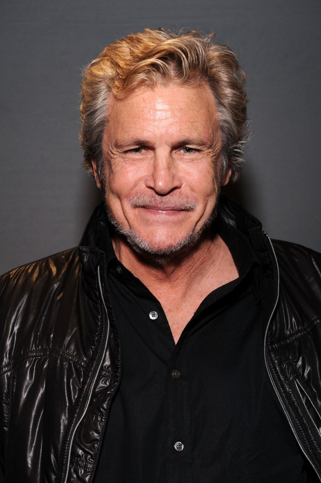 Michael Kearns, pioneering gay ‘Cheers’ and ‘Bevery Hills 90210’ actor, dies at 76